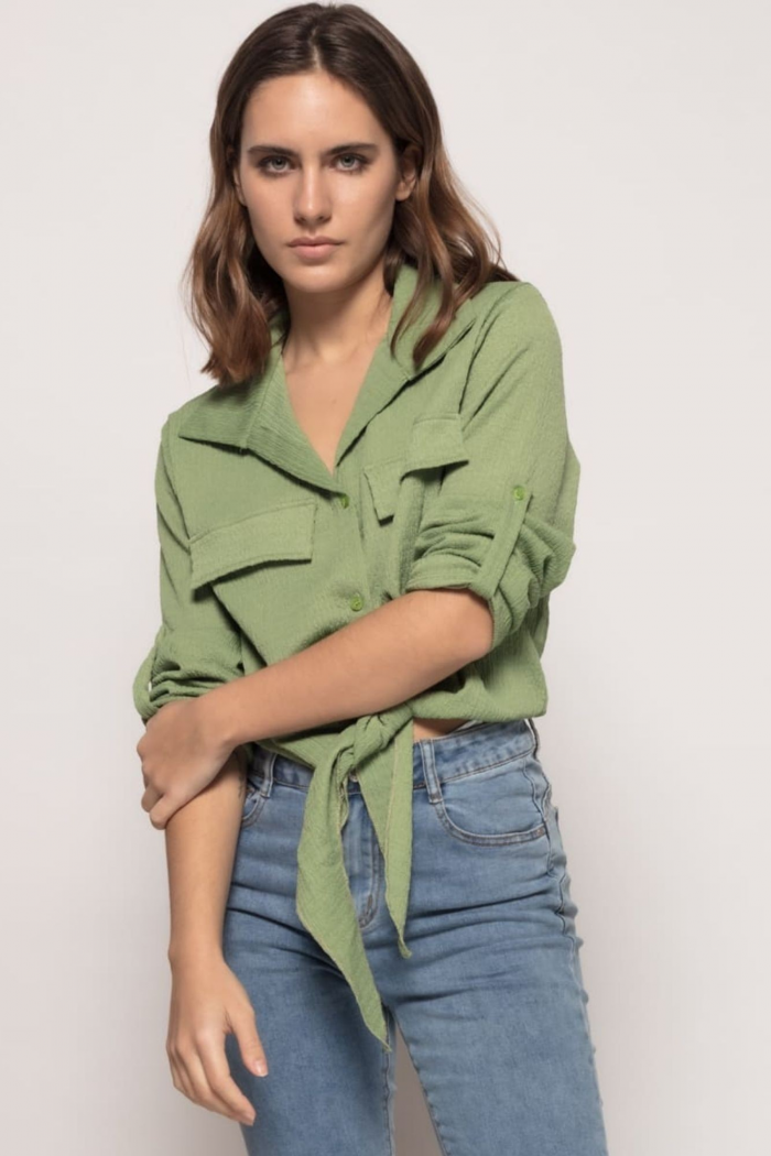 Blusa armonía textura nudoBlusa en tejido de gasa premium con efecto arrugado Cuello camisero, manga tres cuarto abotonada. Diseño anudado. Cierre de botones. Solapas decorativas. Largo: 54 cm. Talla modelo: S. Altura modelo 1.65 m. Composición: 95% Polié