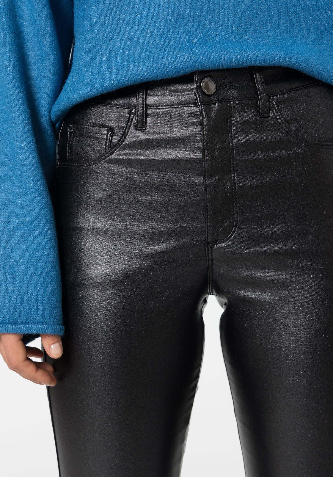 Pantalon Efecto Cuero Brillo Push Up¡Luce glamurosa con los Pantalones Efecto Cuero Brillo Push Up! Estos pantalones son perfectos para lucir moderna y sentirte cómoda al mismo tiempo. De imitación cuero elastico y su suave interior polar, te mantendran a