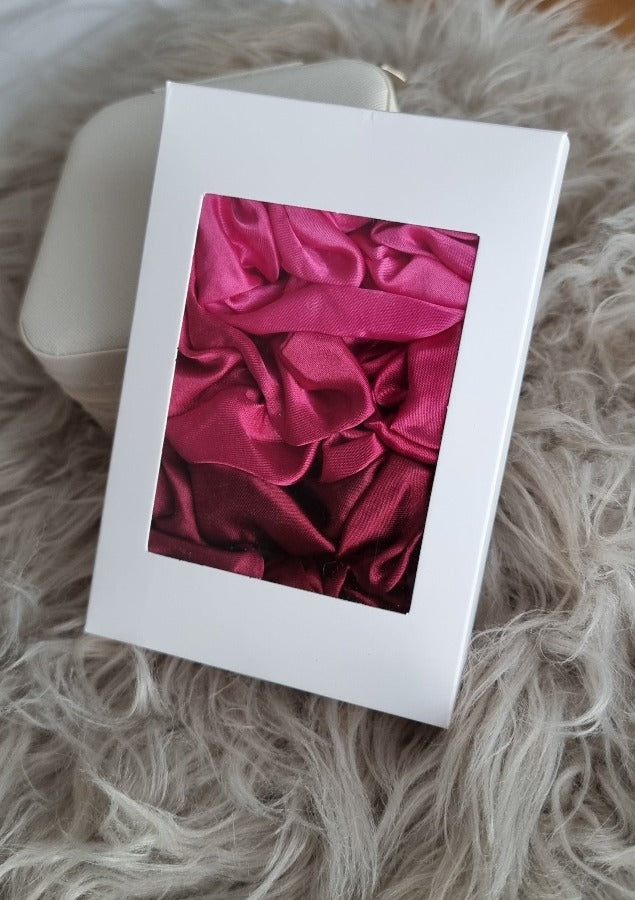 Scrunchie Box -Varios colores¡Consiente a tu pelo con nuestra Scrunchie Box! Incluye una caja de 3 scrunchies del mismo color en diferentes tonos. El regalo perfecto para ti o para tus seres queridos. Cuida y mima tu cabello con estas gomas de tela. ¡Dale