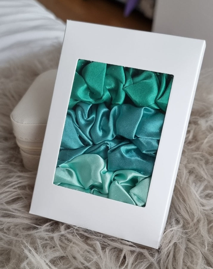 Scrunchie Box -Varios colores¡Consiente a tu pelo con nuestra Scrunchie Box! Incluye una caja de 3 scrunchies del mismo color en diferentes tonos. El regalo perfecto para ti o para tus seres queridos. Cuida y mima tu cabello con estas gomas de tela. ¡Dale