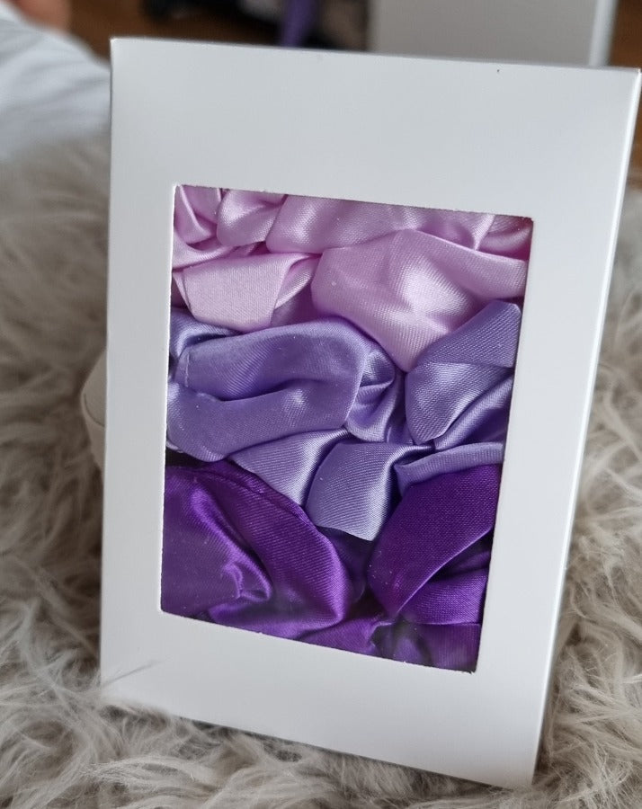 Scrunchie Box -Varios colores¡Consiente a tu pelo con nuestra Scrunchie Box! Incluye una caja de 3 scrunchies del mismo color en diferentes tonos. El regalo perfecto para ti o para tus seres queridos. Cuida y mima tu cabello con estas gomas de tela. ¡Dale