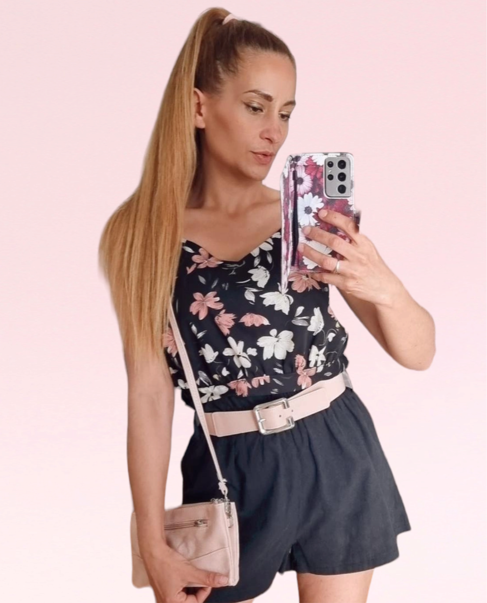 Short talle alto LyonShort Negro Lyon ¡Disfruta de las temperaturas cálidas esta temporada con el Short talle alto Lyon! Sus estilizados pliegues en la cintura proporcionan un atractivo moderno, su tela fluida te da un cómodo estilo y el color negro te pe