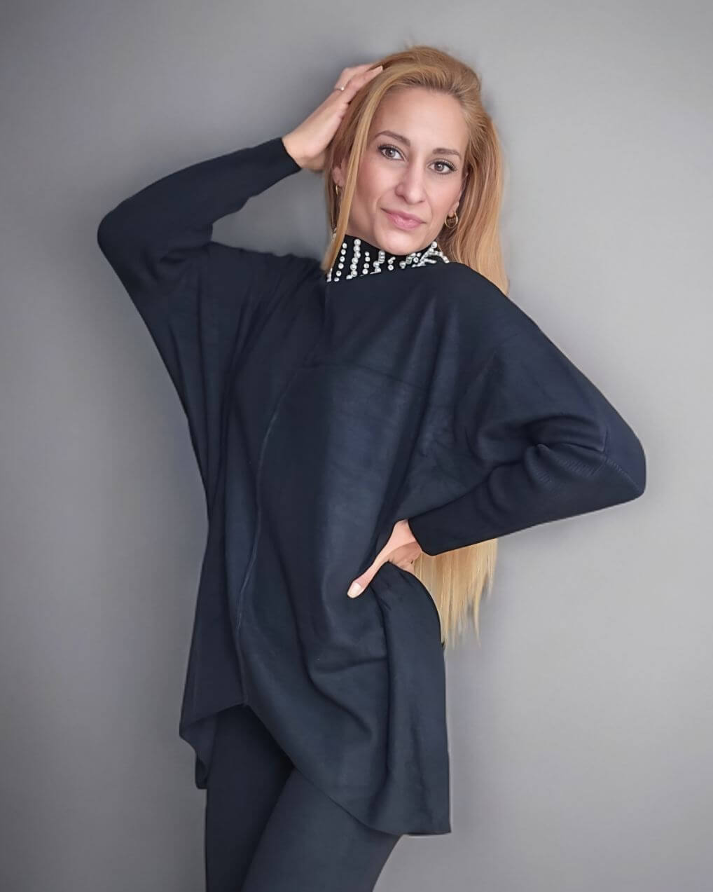 Set Strick Jersey con leggins punto- Negro¡Mantén un aspecto elegante y confortable con nuestro conjunto de Jersey con cuello decorado con brillantes y leggins de punto. Talla unica desde XS hasta 2XL, la elasticidad del leggin garantiza comodidad sin tra