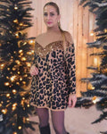 Vestido Leopardo Pailletten CamelVestido leopardo de cuello semi alto y manga larga en animal print con detalle de tira de lentejuelas Talla única. Composición: 60% Viscosa, 30% Poliamida, 10% Elastano. Medidas: Sisa 56cm; Largo 76cm Diametro pecho hasta