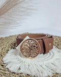 Cinturon Arbol De VidaDescubra el poder de la naturaleza con nuestro cinturón ecopiel con hebilla de oro en forma de árbol de vida. Hecho de piel sintética de alta calidad, este cinturón es práctico y elegante en un elegante tono marrón. Lleve consigo la