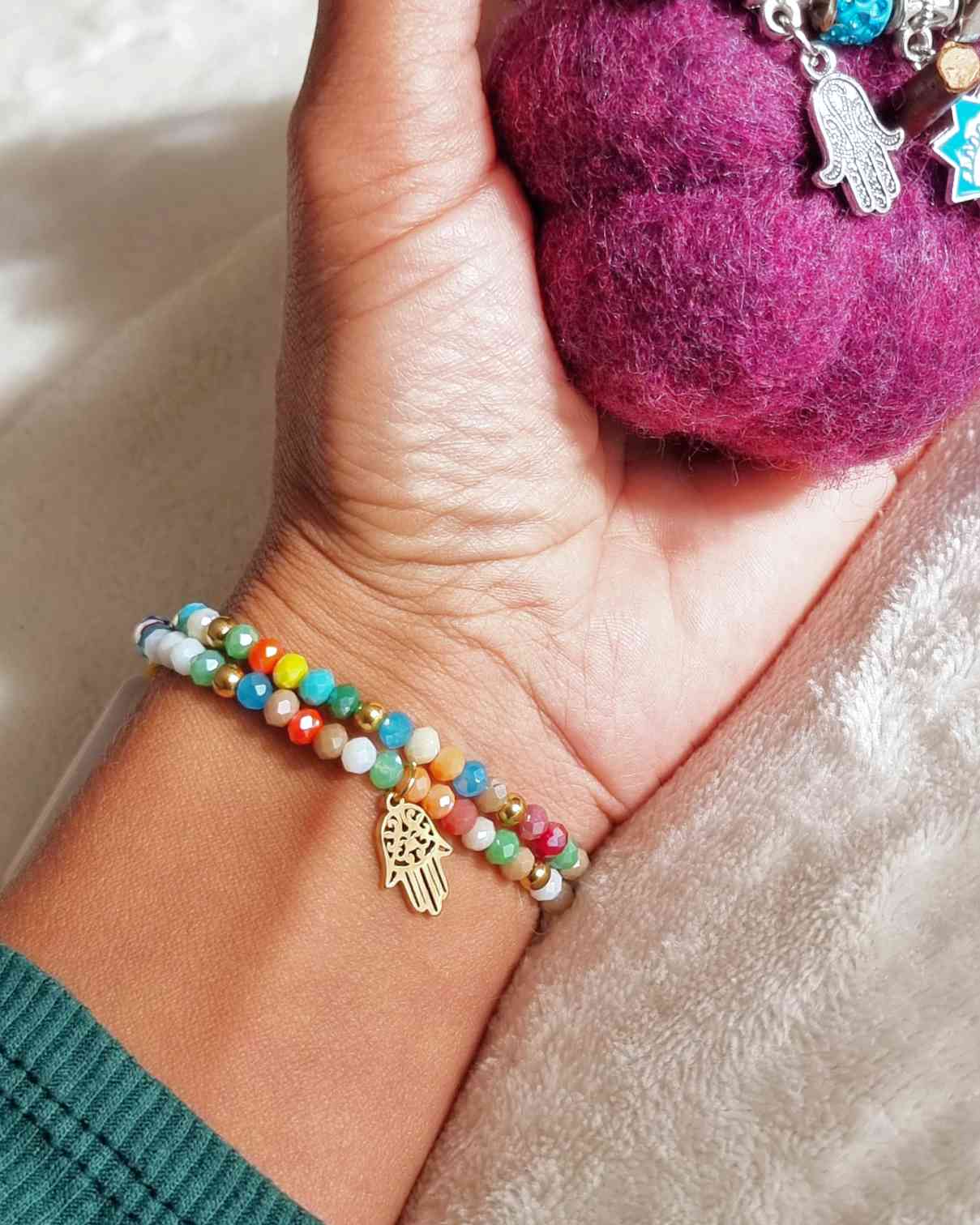 Pulsera Energie Mano¡Descubra el poder de la energía positiva con nuestra linda pulsera Energie Mano! Esta tendencia te permite personalizar tu look con el hermoso dije de mano hamsa y las vibrantes cuentas de colores. La poderosa elasticidad mantiene la