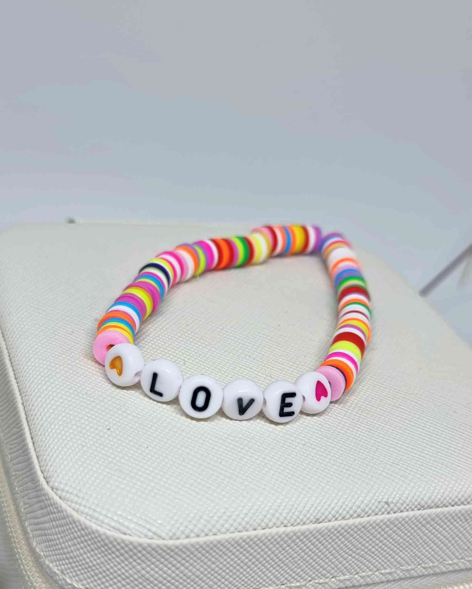 Pulsera Elastica Cuentas | Sommer ArmbandDale un toque único a tu look con nuestra pulsera elástica ! Esta hermosa pulsera hecha a mano está inspirada en el verano, con sus preciosas cuentas y palabras motivadoras para lucir bella y elevar tu look. ¡Es el