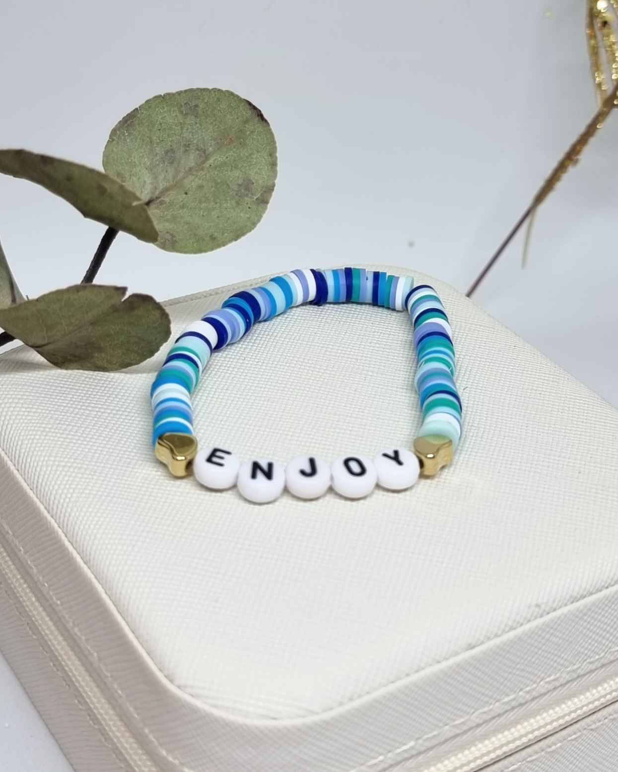 Pulsera Elastica Cuentas | Sommer ArmbandDale un toque único a tu look con nuestra pulsera elástica ! Esta hermosa pulsera hecha a mano está inspirada en el verano, con sus preciosas cuentas y palabras motivadoras para lucir bella y elevar tu look. ¡Es el