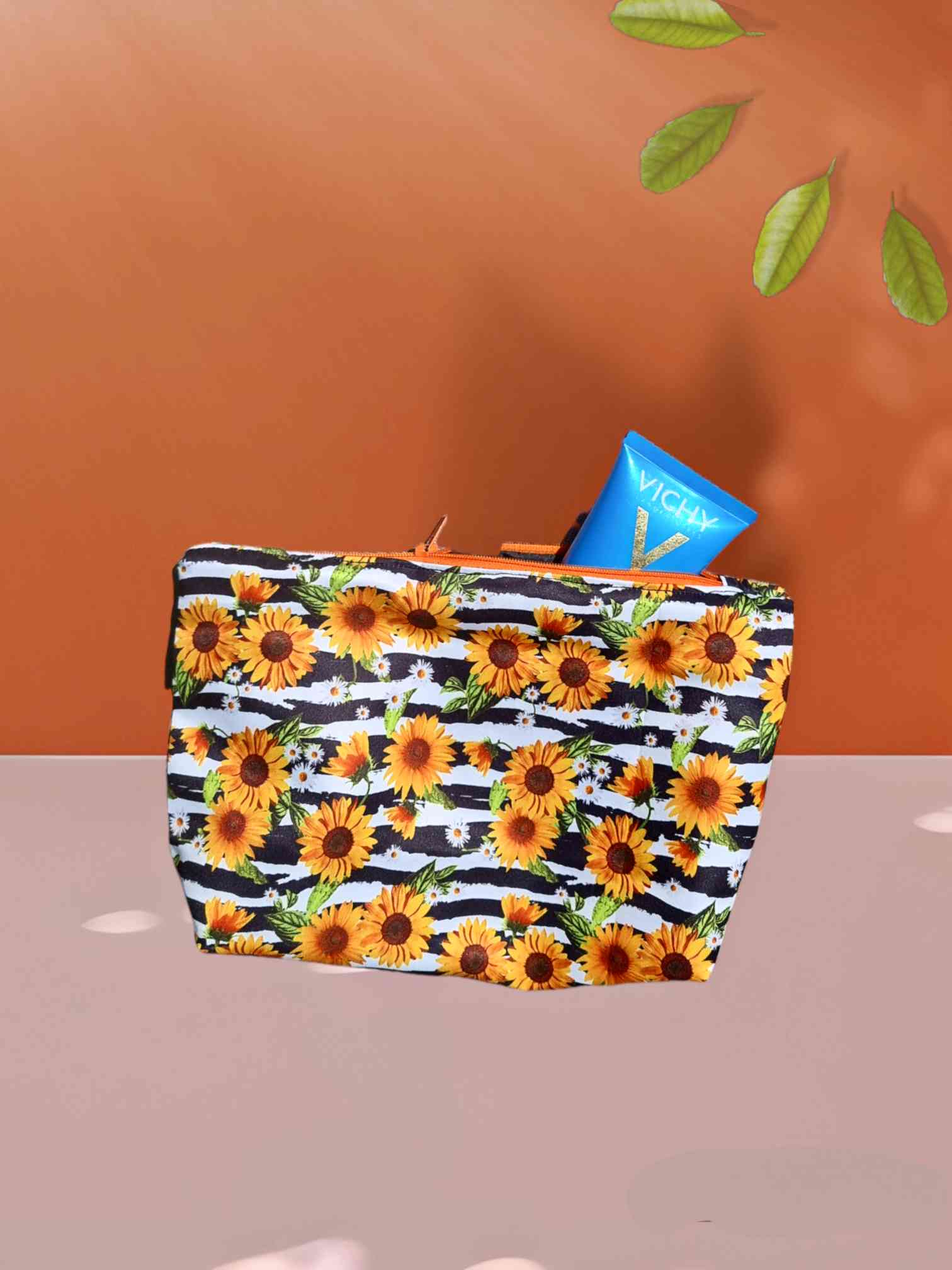 Neceser & Coletero Set Sonnenblumen | HandmadeBolsa cosmética y scrunchie Sonnenblumen ¡Revive el calor del verano con este set neceser & coletero Sonnenblumen! Pensado para completar el atuendo de tu temporada de playa y verano, este maravilloso diseño a