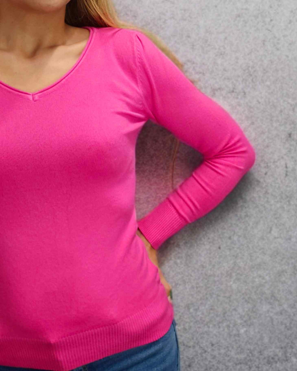 Jersey Punto Fino Suave LorianeJersey en punto fino muy suave Este jersey de punto fino te mantendrá caliente y cómoda durante todo el día, ya sea en casa o saliendo con amigos. Consigue el tuyo hoy mismo y experimenta la mezcla perfecta de estilo y confo