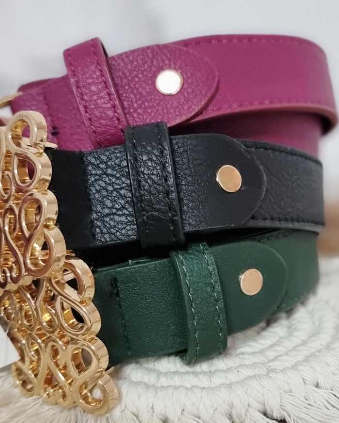 Cinturón Elegante Faire PinoCinturón Elegante Faire Este cinturón te ayudara a darle el toque que necesitas a tu look mas elegante. El cinturón elegante Faire Violeta cuenta con una hebilla dorada de diseño estético y en tendencia. Complementa tu atuendo