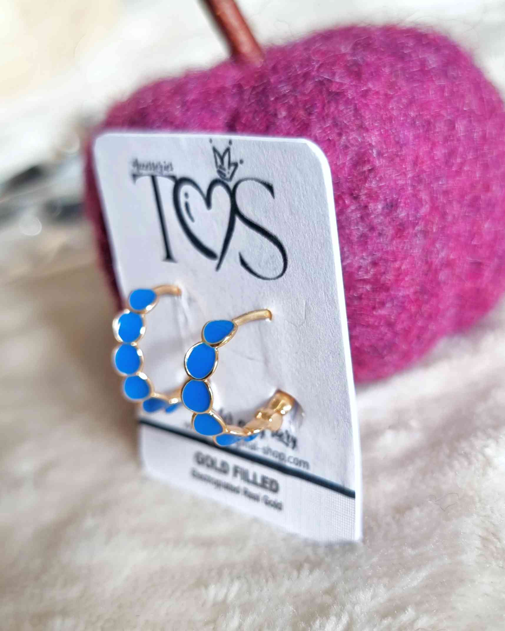 Pendientes Diseño Vaud AzulDescubre los Pendientes Diseño Vaud azul ! Estos impresionantes y únicos pendientes hechos de acero tienen un diseño aro inigualable, con un color verde y dorado que destaca en cualquier situación. Añádelos a tu look y destaca c