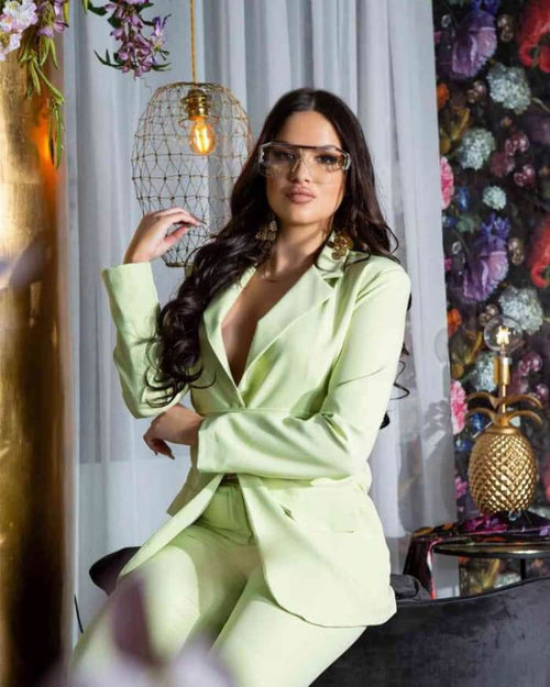 Blazer Cinturón VerdeBlazer Verde Cinturón Blazer cinturón entallada verde con cinturon estilo fajín. Versátil y de doble uso, ya sea como blazer normal o con el cinturón, para un look elegante. De tallaje europeo para un ajuste perfecto. Envío: Suiza 2/4