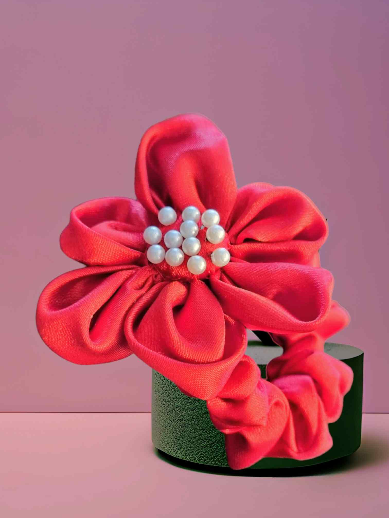 Scrunchie Satinado Pearl Glam | Haargummi Silk Pearl GlamHaargummi Satin Pearl ¡El Scrunchie Satinado Pearl Glam es el complemento perfecto para un look glamuroso! Un coletero elástico con forma flor con perlas decorativas. ¡Elegante, sofisticado y versát