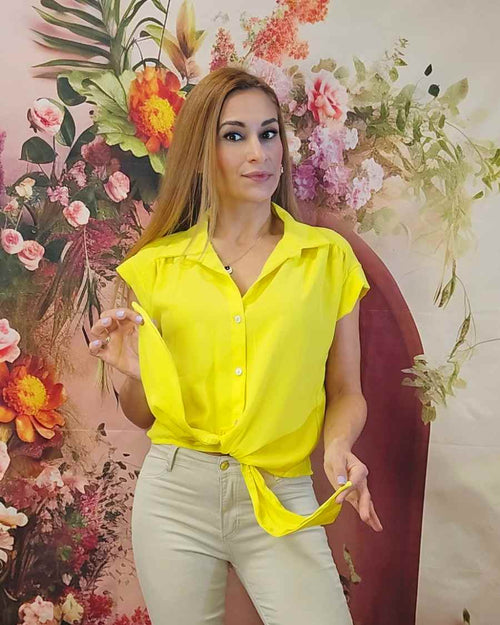 Blusa Nudo AmarillaLa Blusa Nudo es perfecta para las amantes de la moda y el estilo elegante. Con su diseño anudado y botones dorados, esta blusa resalta tu figura y te dará un toque de exclusividad. Su manga estilo murciélago es ideal para cualquier oca