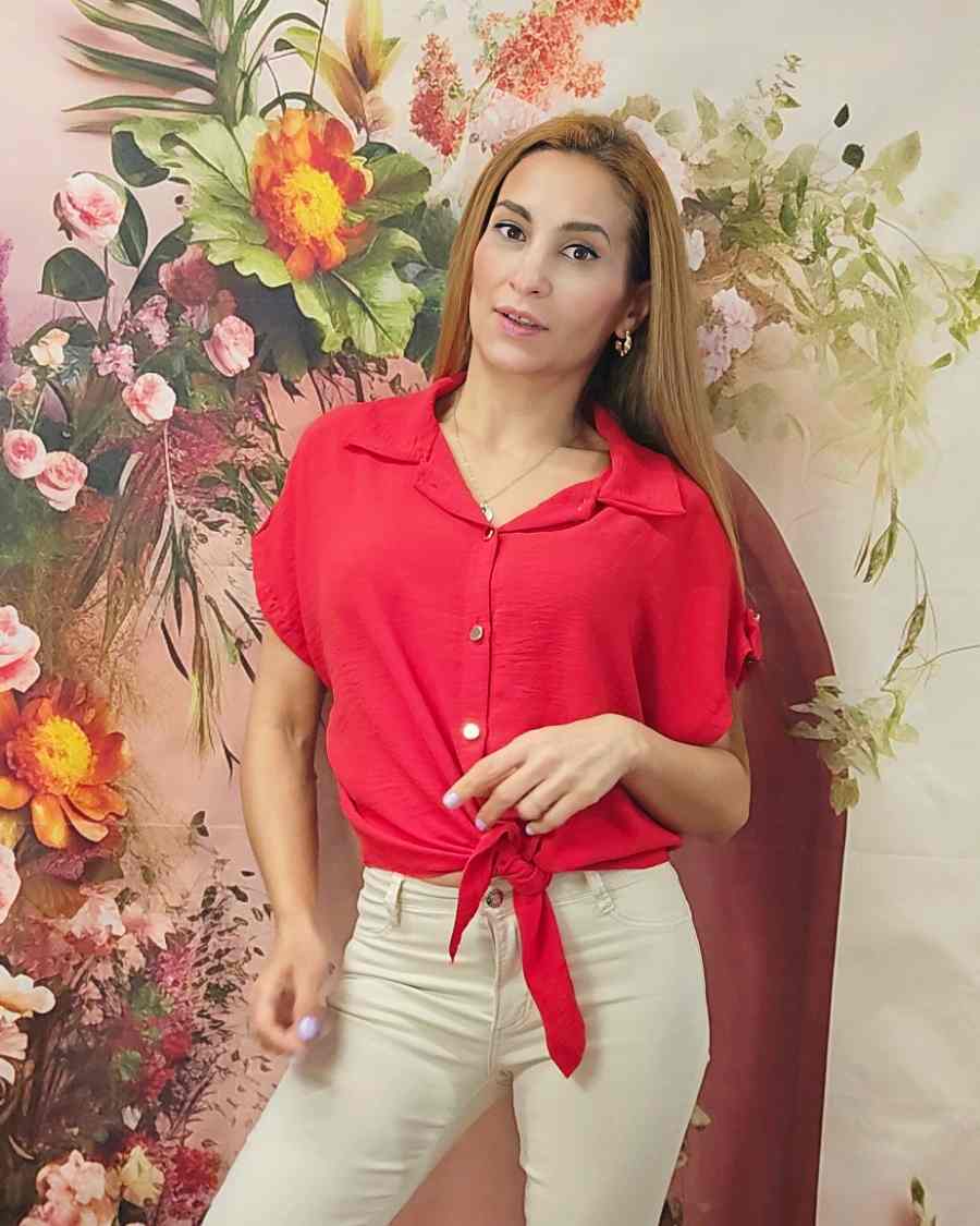 Blusa Nudo RojoLa Blusa Nudo es perfecta para las amantes de la moda y el estilo elegante. Con su diseño anudado y botones dorados, esta blusa resalta tu figura y te dará un toque de exclusividad. Su manga estilo murciélago es ideal para cualquier ocasión