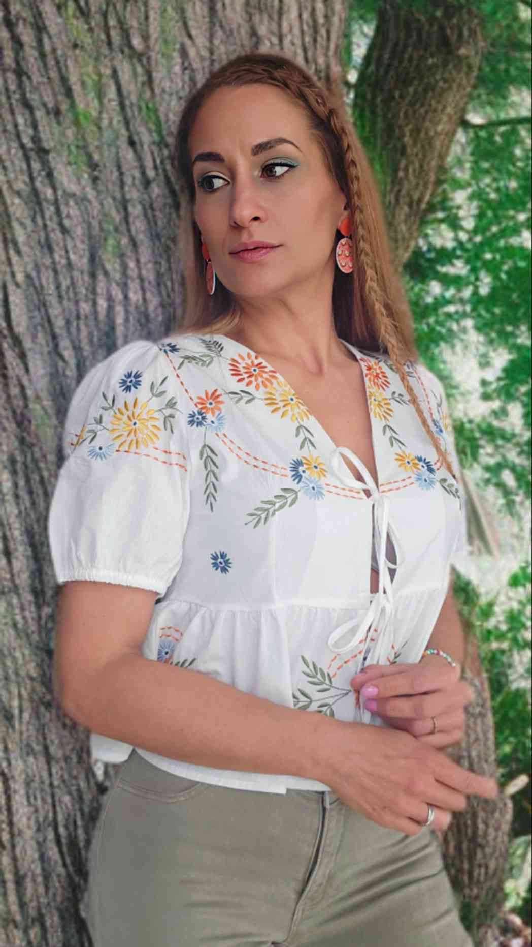 Blusa Bordada Lazadas¡Añade un toque encantador a tu armario con la esta blusa bordada en tendencia! Con sus mangas estilo globo, esta blusa es fresca y ligera, perfecta para combinar con jeans o faldas. Look romántico y elegante. Ideal para looks diarios