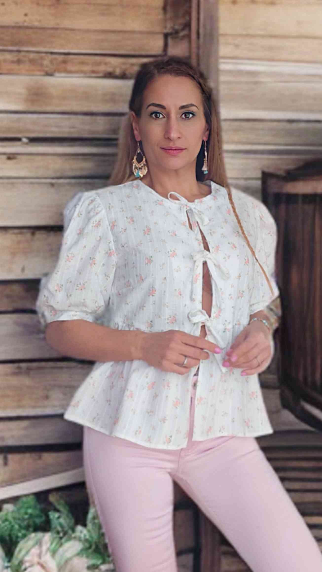 Blusa Romántica Lazadas¡Añade un toque encantador a tu armario con la esta blusa romántica en tendencia! Con sus mangas estilo globo, esta blusa es fresca y ligera, perfecta para combinar con jeans o faldas. Look romántico y elegante. Ideal para looks dia