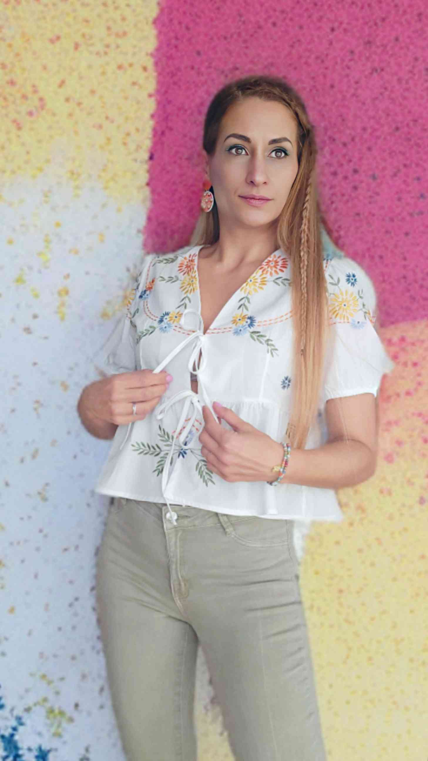 Blusa Bordada Lazadas¡Añade un toque encantador a tu armario con la esta blusa bordada en tendencia! Con sus mangas estilo globo, esta blusa es fresca y ligera, perfecta para combinar con jeans o faldas. Look romántico y elegante. Ideal para looks diarios