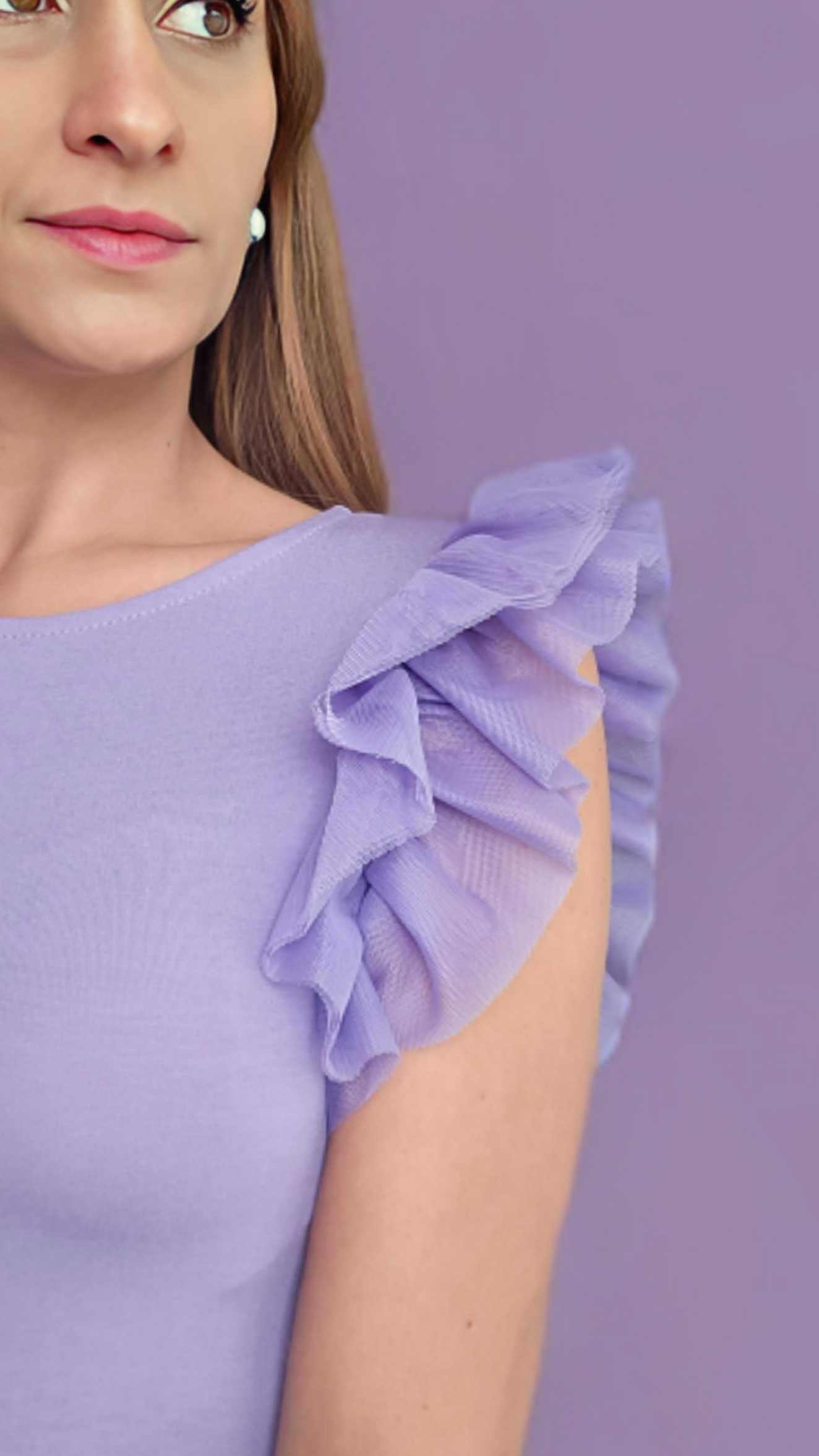 T-Shirt Body Tul Ariana Violett¡Viste con estilo y comodidad con la camiseta Body Tul Ariana! Esta camiseta tiene mangas de tul elegantes y está hecha de un tejido elástico que se ajusta perfectamente a cualquier talla, desde XS hasta XL. ¡Siéntete elegan