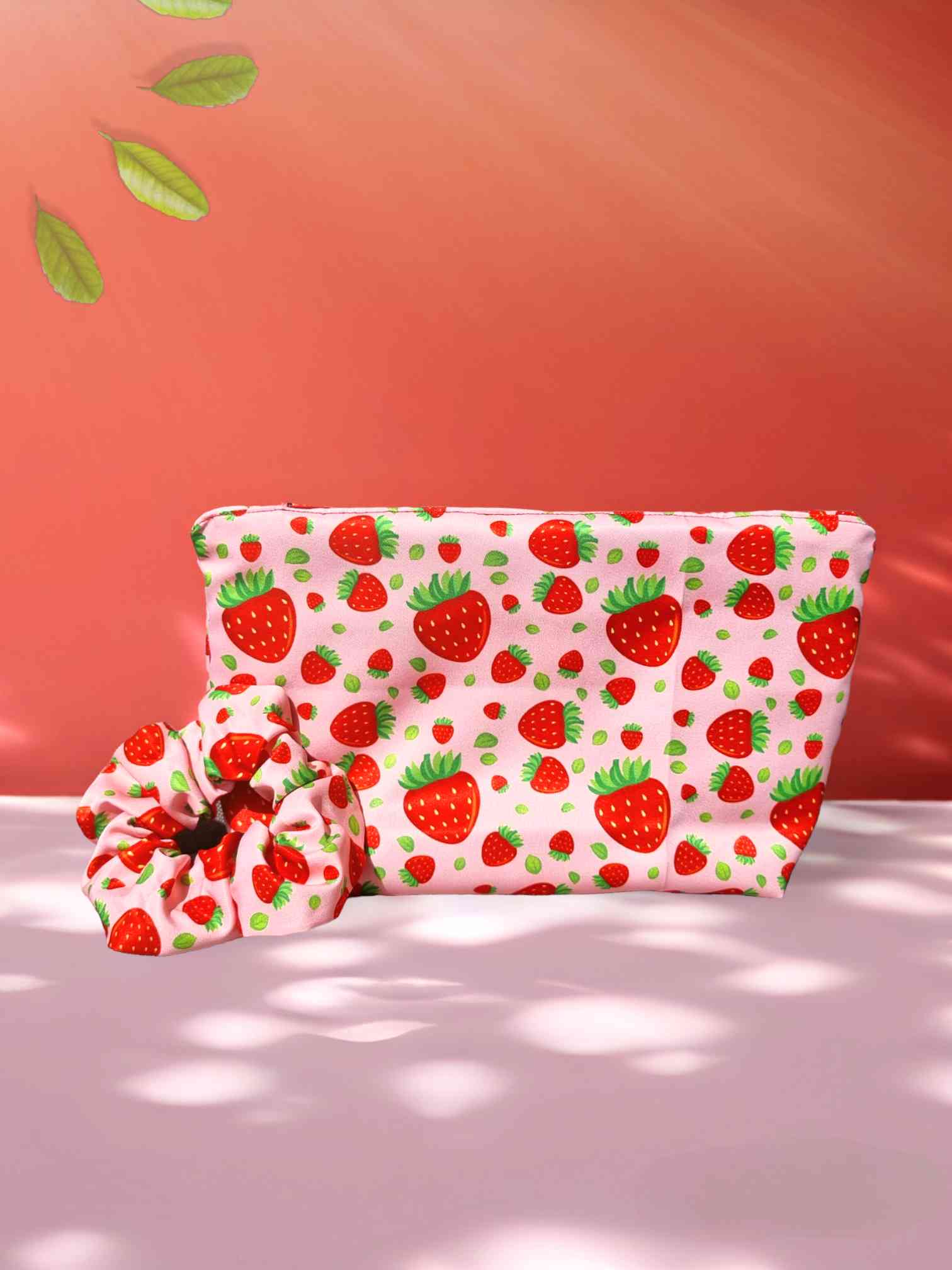 Set bolsa cosmetica & Scrunchie | HandmadeEste set de bolsa cosmética y scrunchie es ideal para viajar: el neceser impermeable seguro que llevará todos tus productos de belleza a cualquier destino. Además, la bolsa, puede ser usada para guardar el bañador