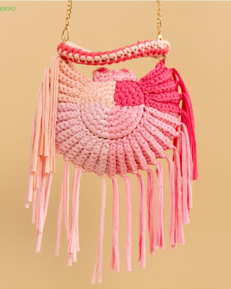 Bolso Tejido Chic LiliesBolso Tejido Crochet Chic Lilies Eleva tu estilo con el Bolso Tejido Chic Lilies. Su diseño en tonos rosados y su asa en el mismo material, cierre en contraste color gold, lo hacen sofisticado y exclusivo. Además, su cadena permite