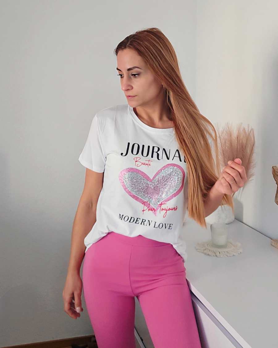 T-Shirt Algodón JournalEsta camiseta de algodón Journal es ideal para cualquier ocasión. Su diseño de corazón con brillantes es elegante y añade un toque de glamour a su look. Con cuello redondo y manga corta, está hecha con 95% de algodón para una comodi