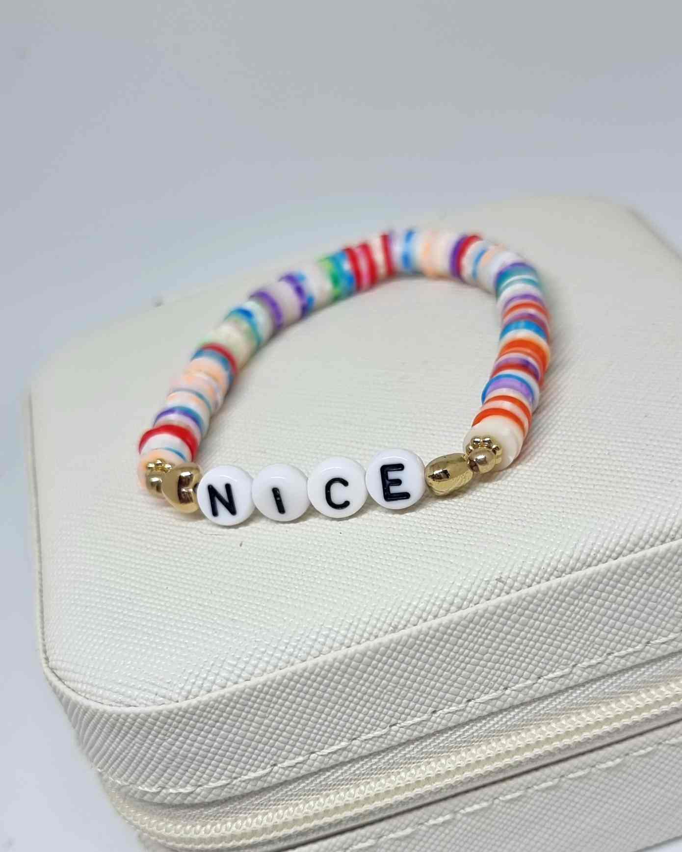 Pulsera Elastica Cuentas | Sommer ArmbandDale un toque único a tu look con nuestra pulsera elástica ! Esta hermosa pulsera hecha a mano está inspirada en el verano, con sus preciosas cuentas y palabras motivadoras para lucir bella y elevar tu look. ¡Es el