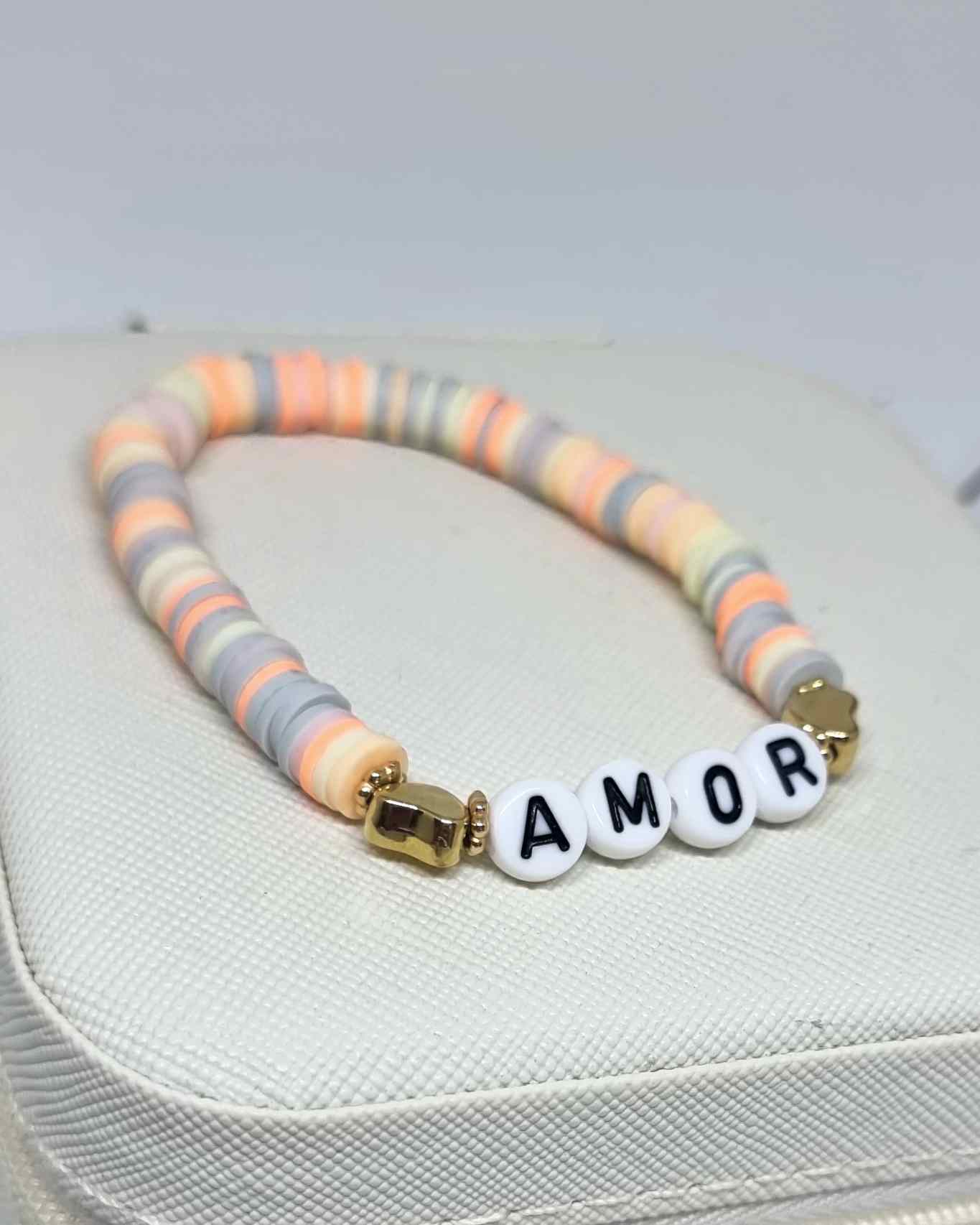 Pulsera Elastica Cuentas | Sommer ArmbandDale un toque único a tu look con nuestra pulsera elástica ! Esta hermosa pulsera hecha a mano está inspirada en el verano, con sus preciosas cuentas y palabras motivadoras para lucir bella y elevar tu look. ¡Es el