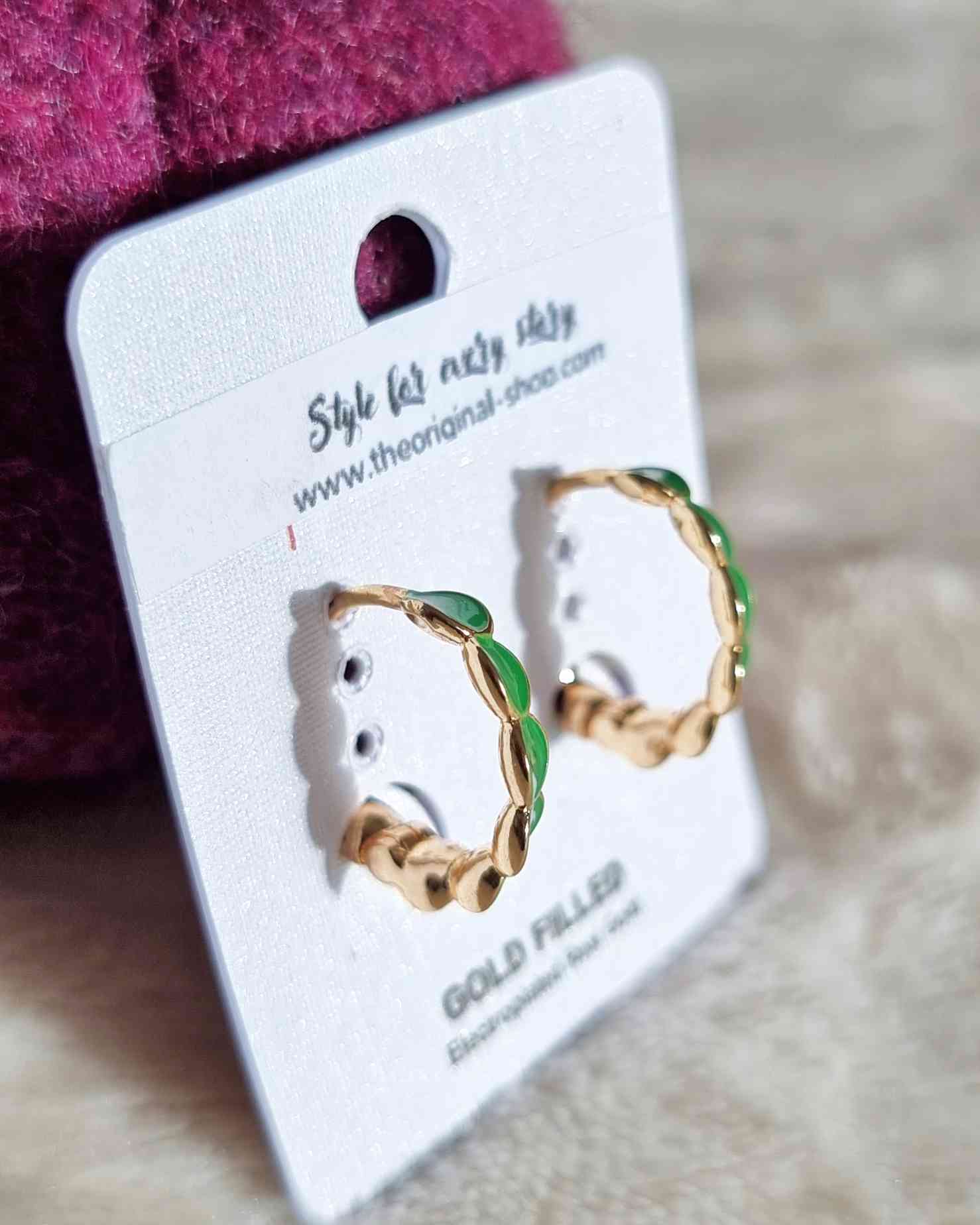 Pendientes Diseño Vaud VerdeDescubre los Pendientes Diseño Vaud Verde! Estos impresionantes y únicos pendientes hechos de acero tienen un diseño aro inigualable, con un color verde y dorado que destaca en cualquier situación. Añádelos a tu look y destaca