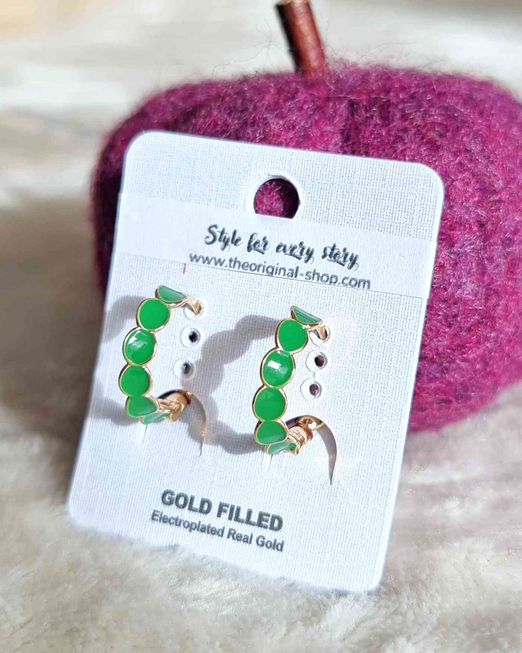 Pendientes Diseño Vaud VerdeDescubre los Pendientes Diseño Vaud Verde! Estos impresionantes y únicos pendientes hechos de acero tienen un diseño aro inigualable, con un color verde y dorado que destaca en cualquier situación. Añádelos a tu look y destaca