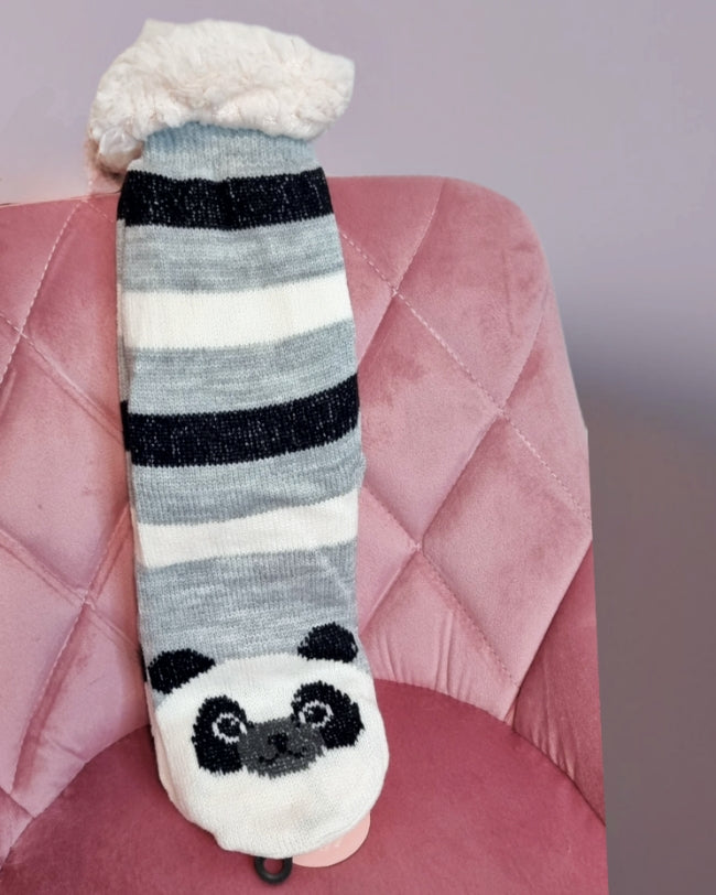 Calcetines Antideslizantes Panda¿Has pensado ya en el regalo perfecto esta navidad? Nuestros calcetines antideslizantes de osito panda son la mejor opción! Calientes y forrados al interior, ofrecen comodidad y seguridad. Y si los compras ahora, recibes un