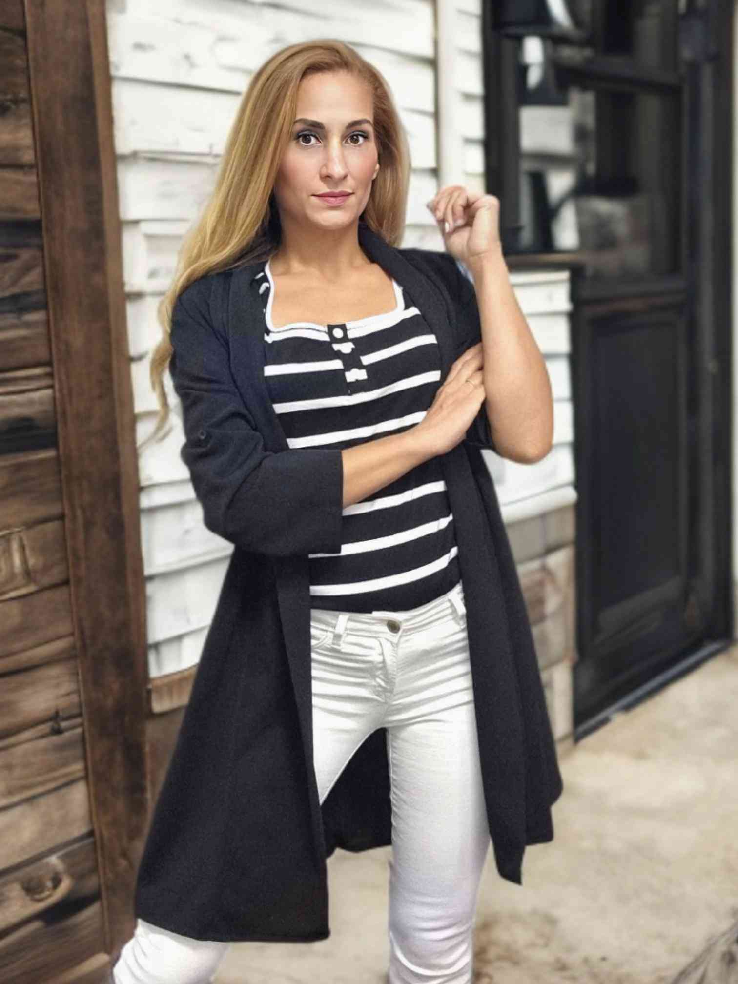 Cardigan chaqueta con cinturón TicinoChaqueta Ticino El cardigan chaqueta con cinturón Ticino es una pieza única que combina estilo y comodidad. Con su diseño de blazer relajado y cinturón incluido, podrás lucir elegante y sofisticada en cualquier ocasión