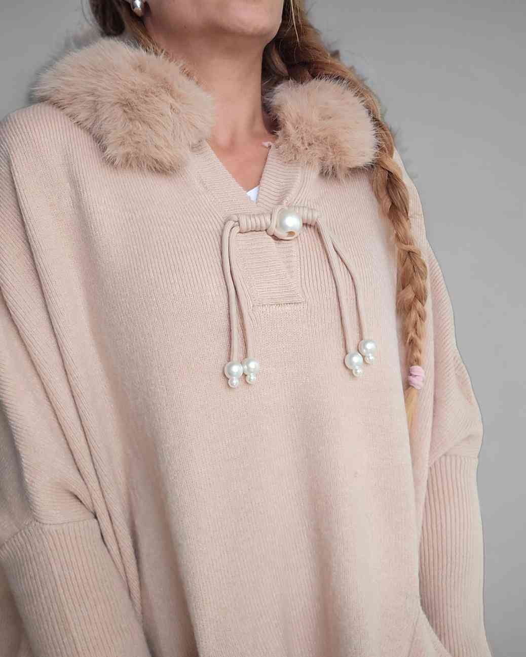 Capa jersey Oversize CamelEsta capa jersey oversize en crema es una pieza de lujo que no puede faltar en tu guardarropa. Con su capucha de pelito y su boton perla grande, te mantendrá cómoda y elegante. Talla única hasta la 2XL para adaptarse a todas las