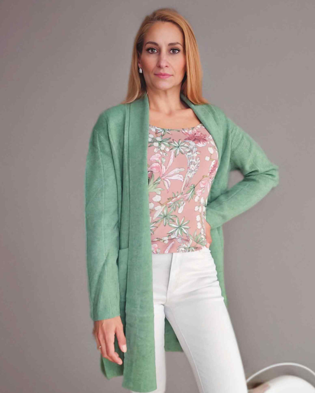 Cardigan Deluxe VerdeCardigan Largo Verde Abraza la comodidad con nuestro cardigan deluxe verde. Este cardigan largo cuenta con una solapa elegante y 2 bolsillos prácticos. Mantente abrigado y a la moda, todo en uno. ¡Agrégalo a tu guardarropa para un loo
