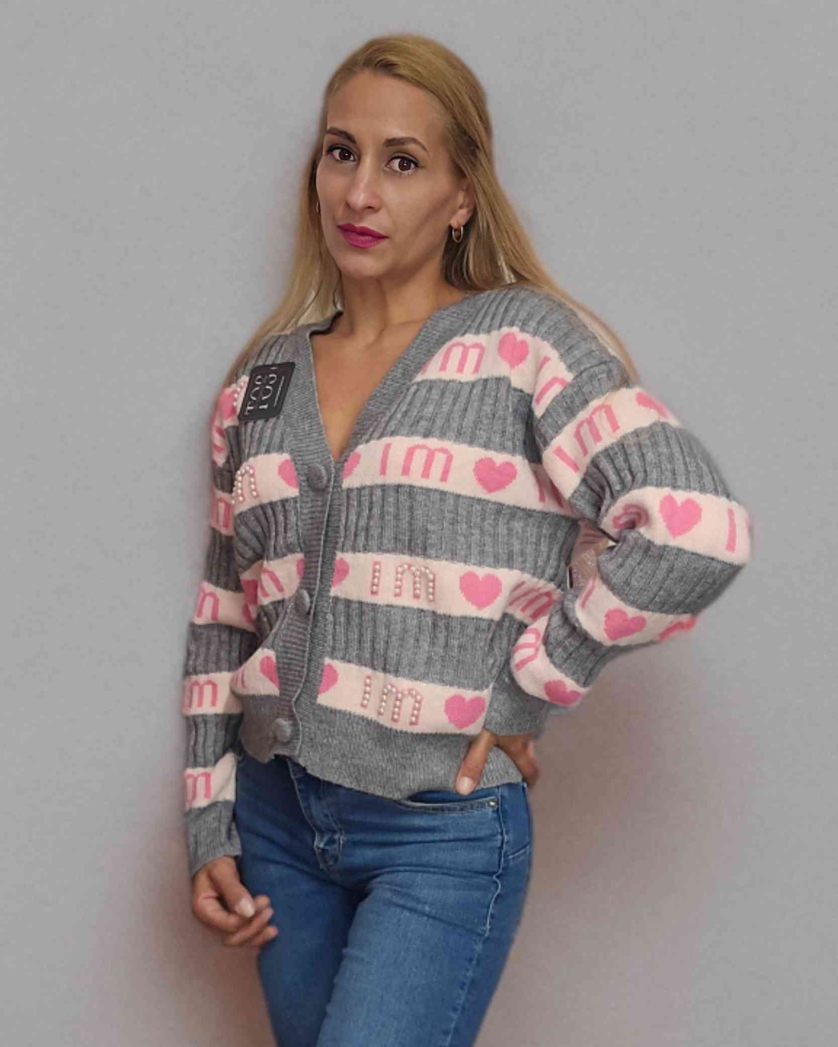 Cardigan Deluxe Perlas LoveCardigan Love de punto con diseño Disfruta las tardes frías con el suave cardigan Love. Combina tu look con esta rebeca de punto, bien como jersey cerrado o chaqueta abierta. Es el mejor aliado para esta temporada. 50% poliamida