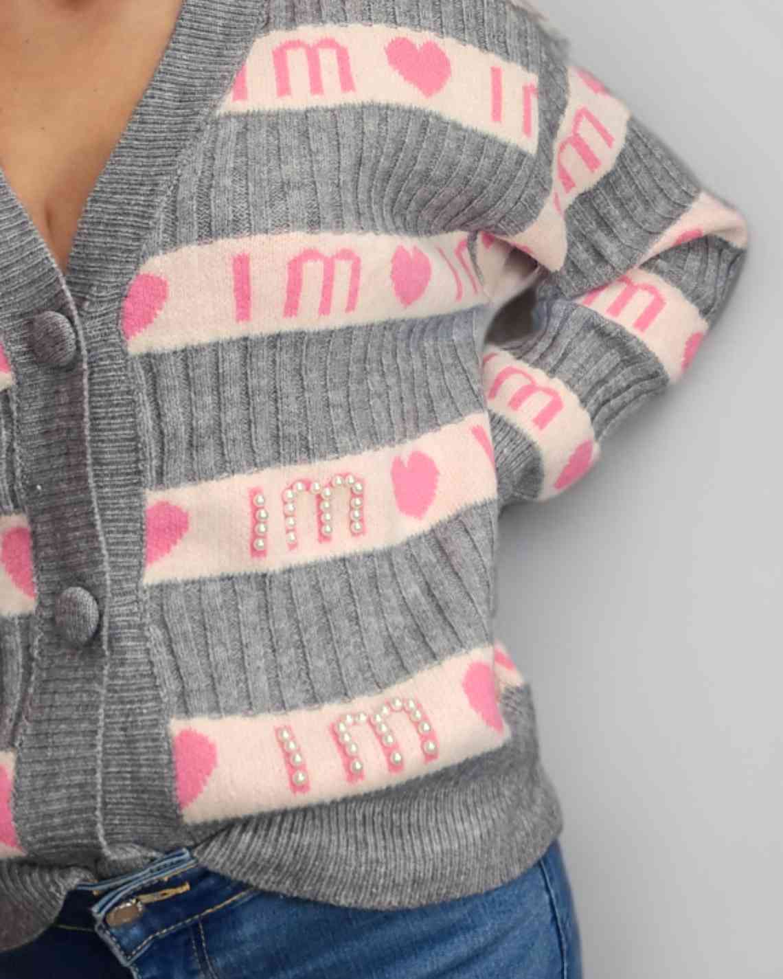 Cardigan Deluxe Perlas LoveCardigan Love de punto con diseño Disfruta las tardes frías con el suave cardigan Love. Combina tu look con esta rebeca de punto, bien como jersey cerrado o chaqueta abierta. Es el mejor aliado para esta temporada. 50% poliamida