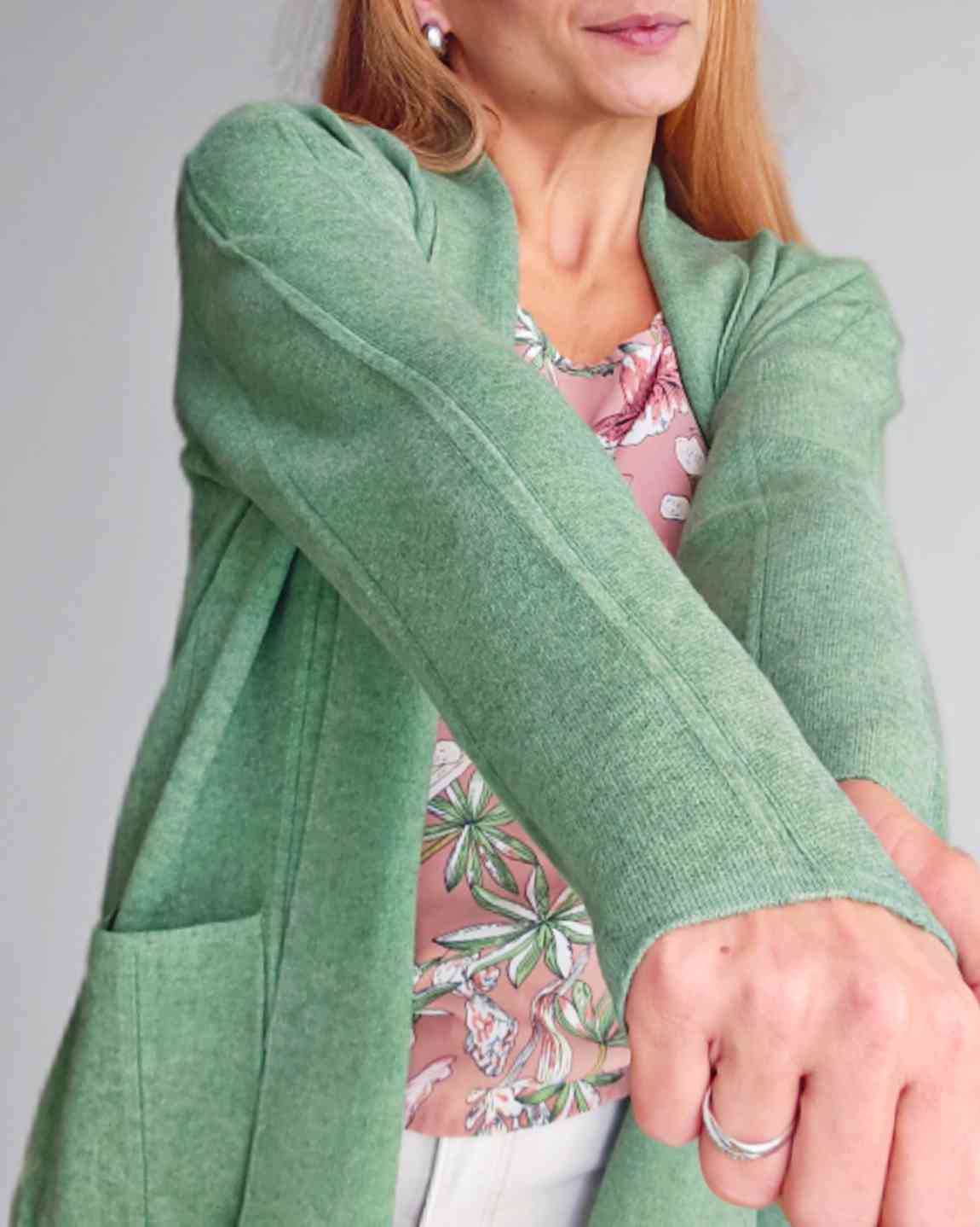 Cardigan Deluxe VerdeCardigan Largo Verde Abraza la comodidad con nuestro cardigan deluxe verde. Este cardigan largo cuenta con una solapa elegante y 2 bolsillos prácticos. Mantente abrigado y a la moda, todo en uno. ¡Agrégalo a tu guardarropa para un loo
