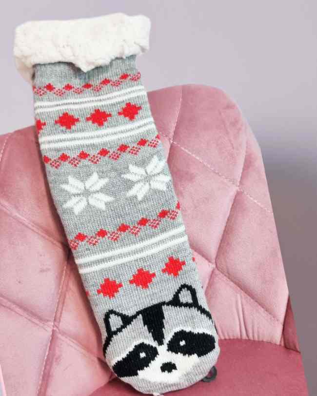 Calcetines Antideslizantes Mapache¿Has pensado ya en el regalo perfecto esta navidad? Nuestros calcetines antideslizantes de mapache son la mejor opción! Calientes y forrados al interior, ofrecen comodidad y seguridad. Y si los compras ahora, recibes una