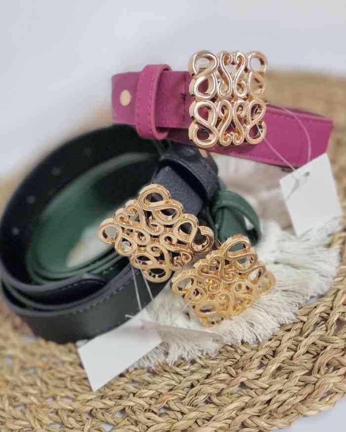 Cinturón Elegante Faire NegroCinturón Elegante Faire Este cinturón te ayudara a darle el toque que necesitas a tu look mas elegante. El cinturón elegante Faire Violeta cuenta con una hebilla dorada de diseño estético y en tendencia. Complementa tu atuendo