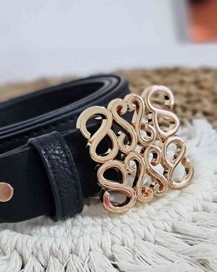 Cinturón Elegante Faire NegroCinturón Elegante Faire Este cinturón te ayudara a darle el toque que necesitas a tu look mas elegante. El cinturón elegante Faire Violeta cuenta con una hebilla dorada de diseño estético y en tendencia. Complementa tu atuendo