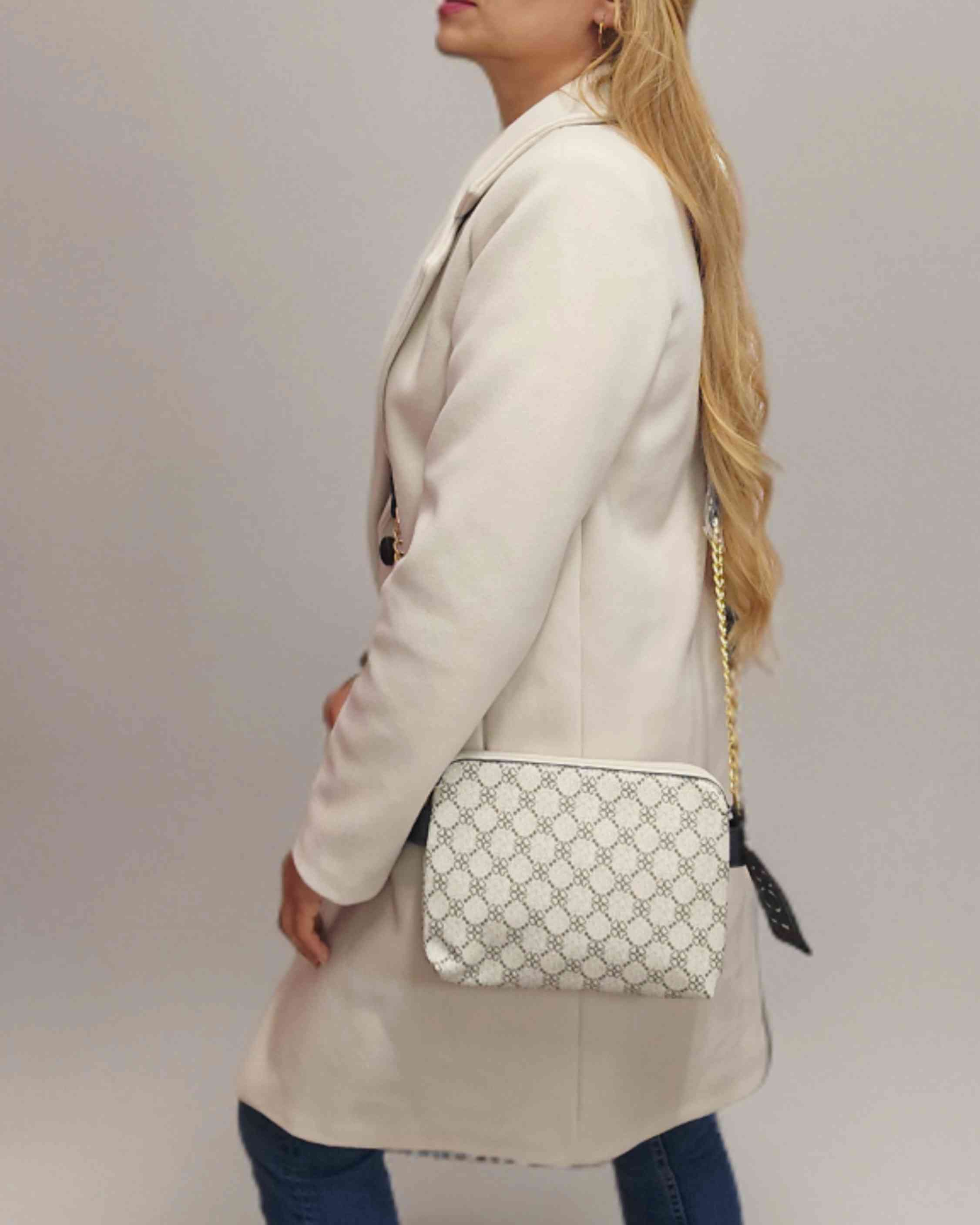 Abrigo paño cremaAbrigo Coat Clásico Crema Protégete del frio con este abrigo en confortable y cálido.Sumérgete en un estilo clásico y lujoso con nuestro abrigo de paño rojo. Con cierre de dos botones y solapa estilo blazer, este abrigo te mantendrá cómod