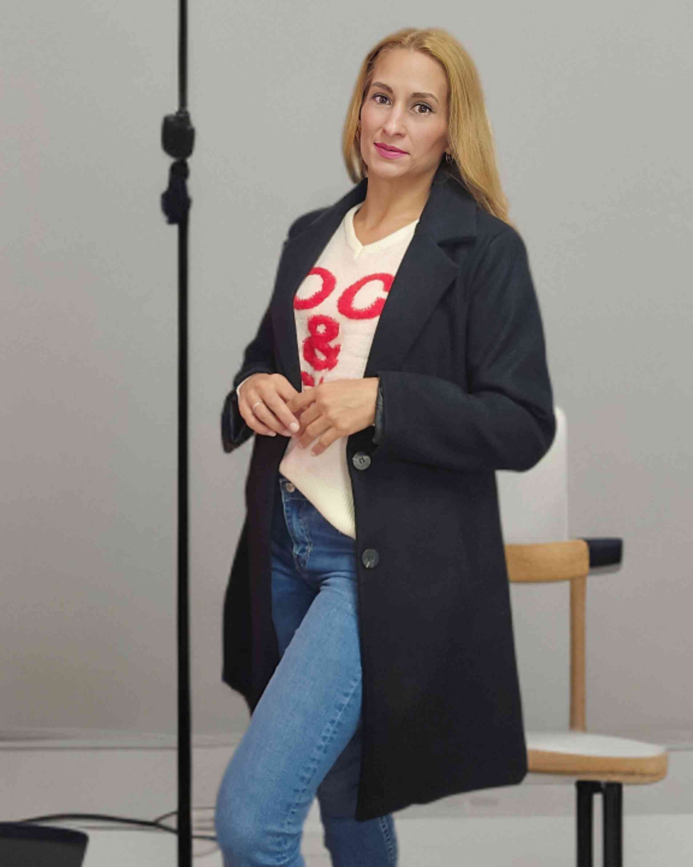 Abrigo Coat NegroAbrigo Coat Clásico Rojo Protégete del frio con este abrigo en color rojo confortable y cálido.Sumérgete en un estilo clásico y lujoso con nuestro abrigo de paño rojo. Con cierre de dos botones y solapa estilo blazer, este abrigo te mante