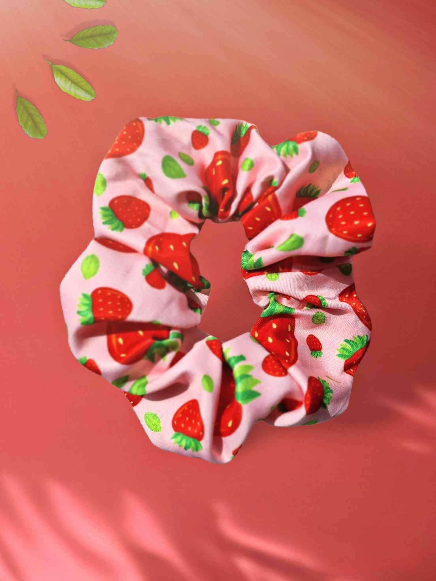 Set bolsa cosmetica & Scrunchie | HandmadeEste set de bolsa cosmética y scrunchie es ideal para viajar: el neceser impermeable seguro que llevará todos tus productos de belleza a cualquier destino. Además, la bolsa, puede ser usada para guardar el bañador