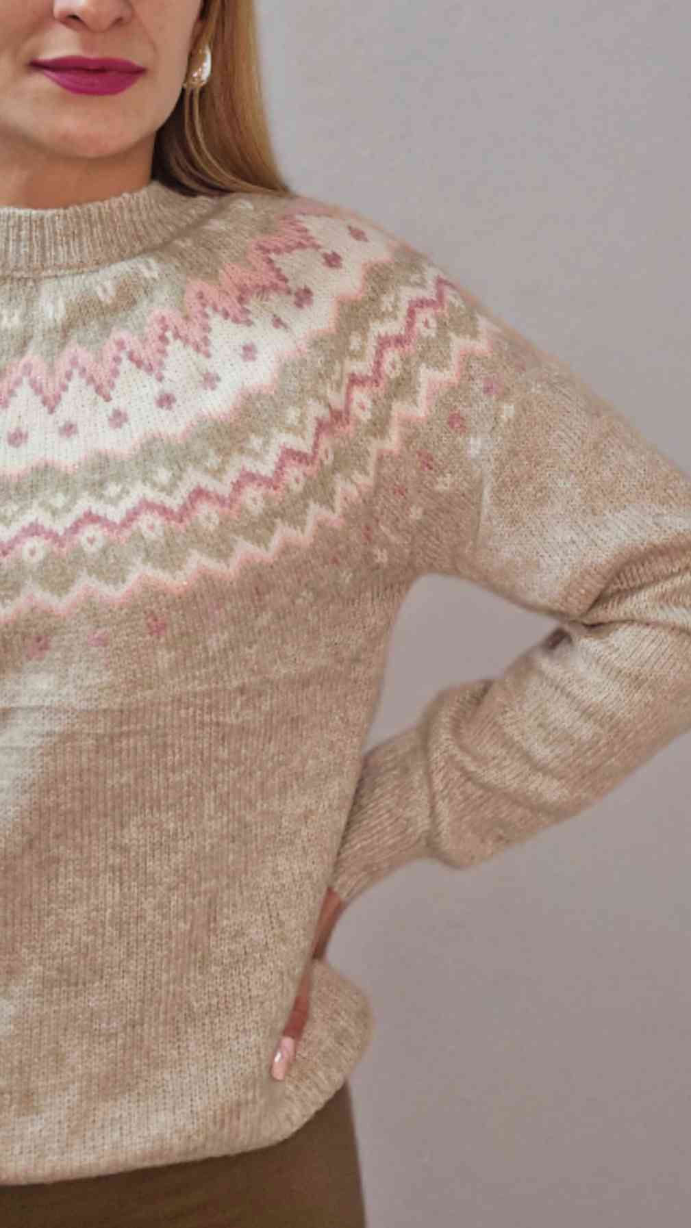 Jersey Cenefa NórdicaJersey cenefa nórdica Jersey de cuello redondo muy suave y con estampado estilo cenefa nordi,a. Disponible en 5 colores Talla unica S-L Envío: Suiza 2/4 días Europa 5/12 días según país