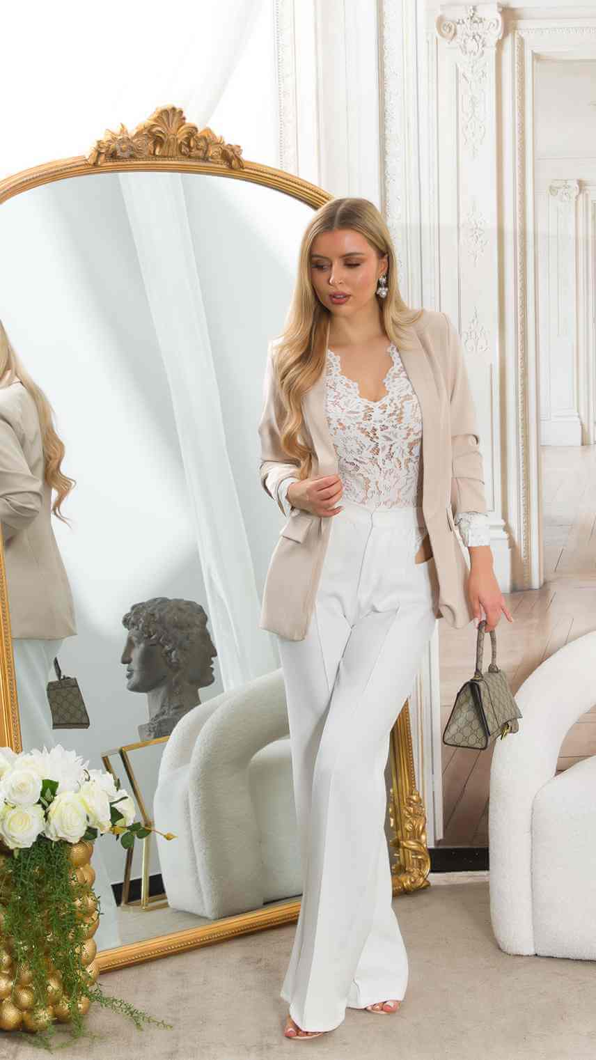 Blazer Tendencia Beige FruncidaBlazer Beige Manga Fruncida ¡Resalta tu estilo con nuestro blazer tendencia beige fruncida! Con mangas 3/4 fruncidas y forro interior, esta pieza elegante y moderna ofrece un ajuste perfecto en tallaje europeo. ¡Descubre un