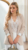 Blazer Tendencia Beige FruncidaBlazer Beige Manga Fruncida ¡Resalta tu estilo con nuestro blazer tendencia beige fruncida! Con mangas 3/4 fruncidas y forro interior, esta pieza elegante y moderna ofrece un ajuste perfecto en tallaje europeo. ¡Descubre un