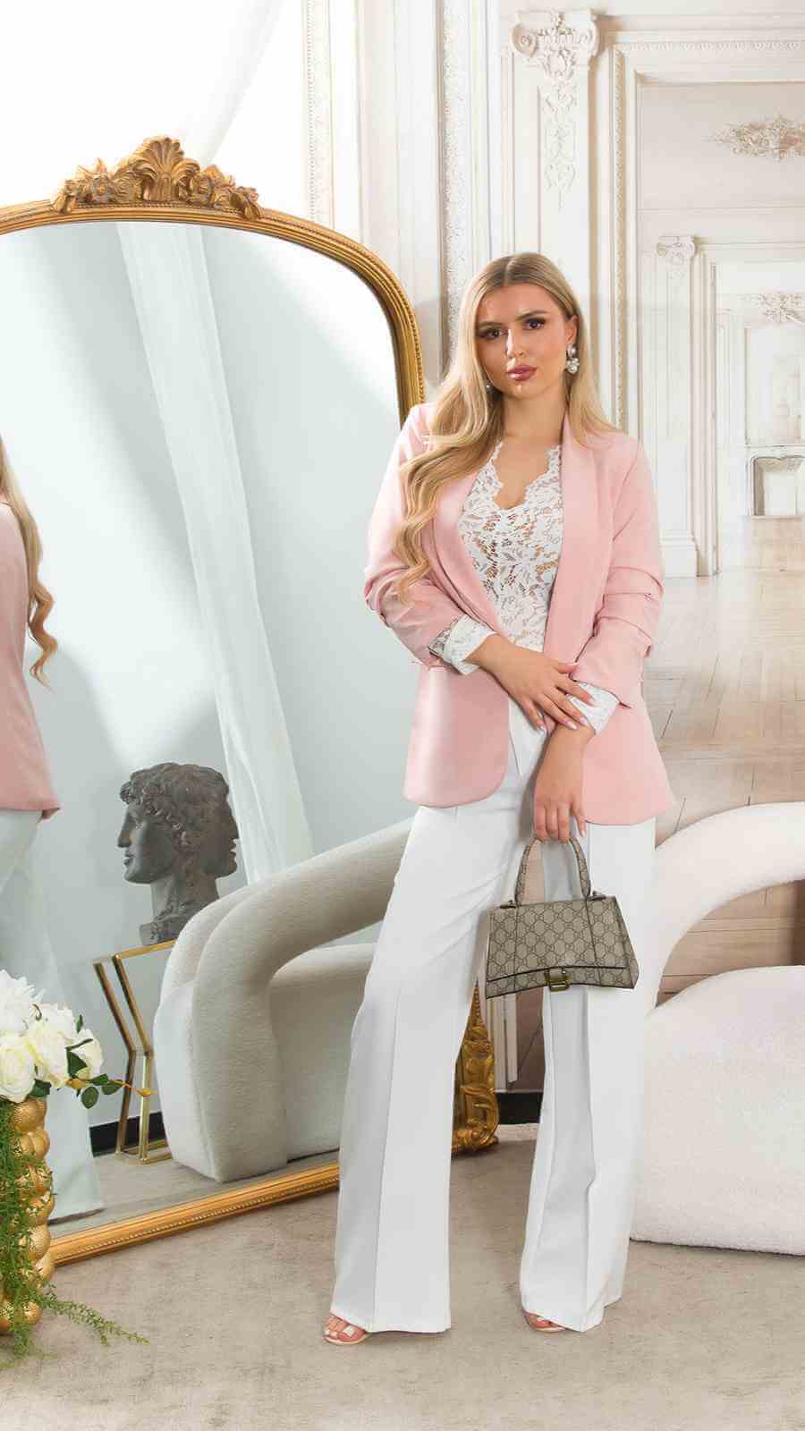Blazer Tendencia Rosa FruncidaBlazer Rosa Manga Fruncida ¡Destaca con estilo con nuestro blazer rosa en tendencia con mangas 3/4 fruncidas! Su forro interior y ajuste perfecto ofrecen comodidad y estilo únicos. ¡Versatilidad asegurada con este blazer slim