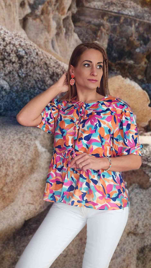 Blusa Vibrante Lazadas¡Añade un toque vibrante a tu armario con la esta blusa en tendencia! Con sus mangas estilo globo, esta blusa es fresca y ligera, perfecta para combinar con jeans o faldas. Look tendencia,casual y versátil. Ideal para looks diarios o
