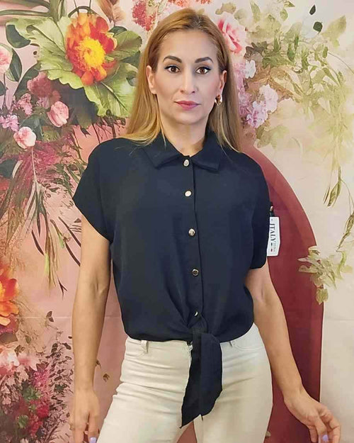 Blusa Nudo NegraLa Blusa Nudo es perfecta para las amantes de la moda y el estilo elegante. Con su diseño anudado y botones dorados, esta blusa resalta tu figura y te dará un toque de exclusividad. Su manga estilo murciélago es ideal para cualquier ocasió